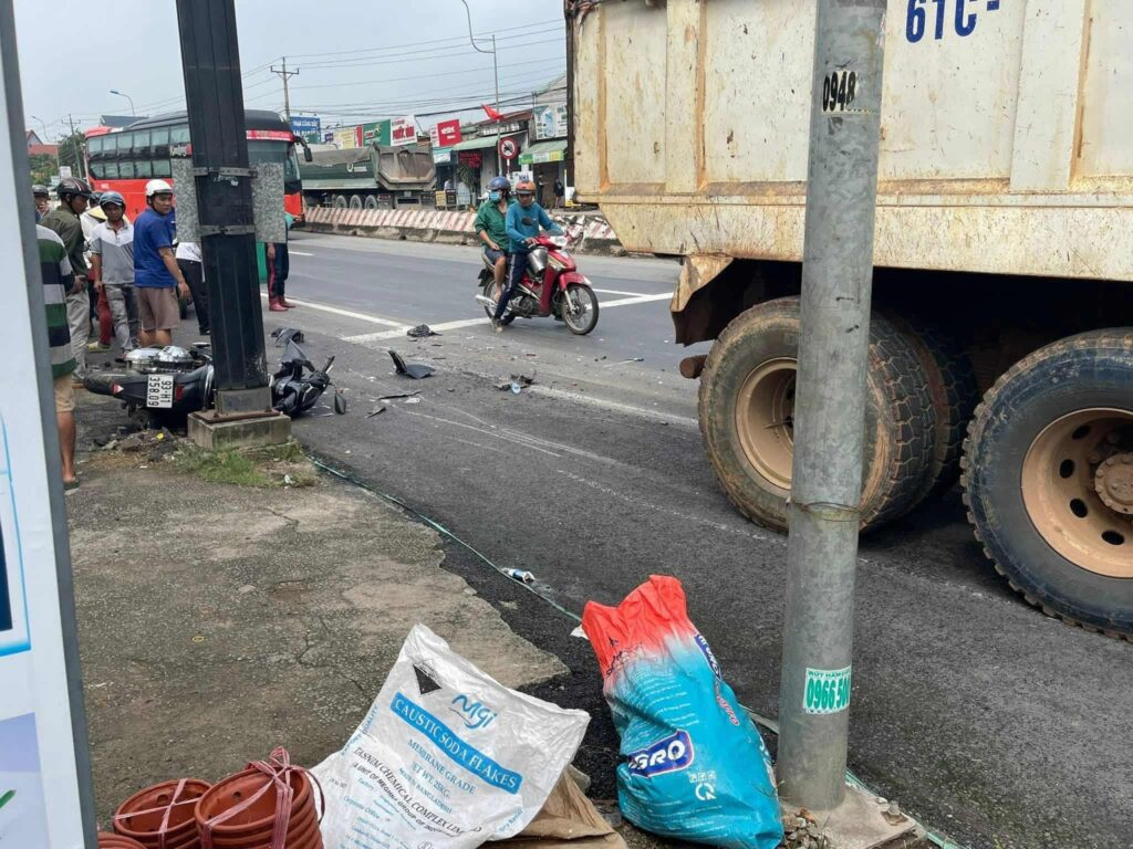 Xe ben lua nhiều xe máy ngay trụ đèn đỏ ở Phú Giáo, Bình Dương – HHDP